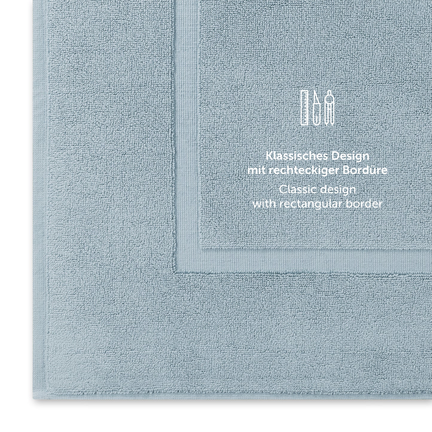 Hellblaues Handtuch mit klassischem Design und Bordürendetail.