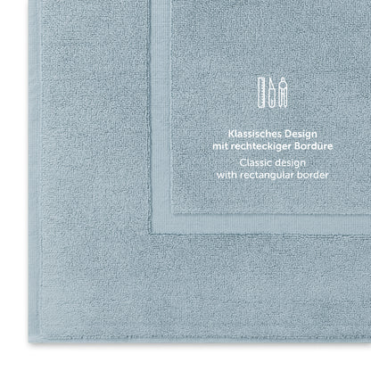 Hellblaues Handtuch mit klassischem Design und Bordürendetail.