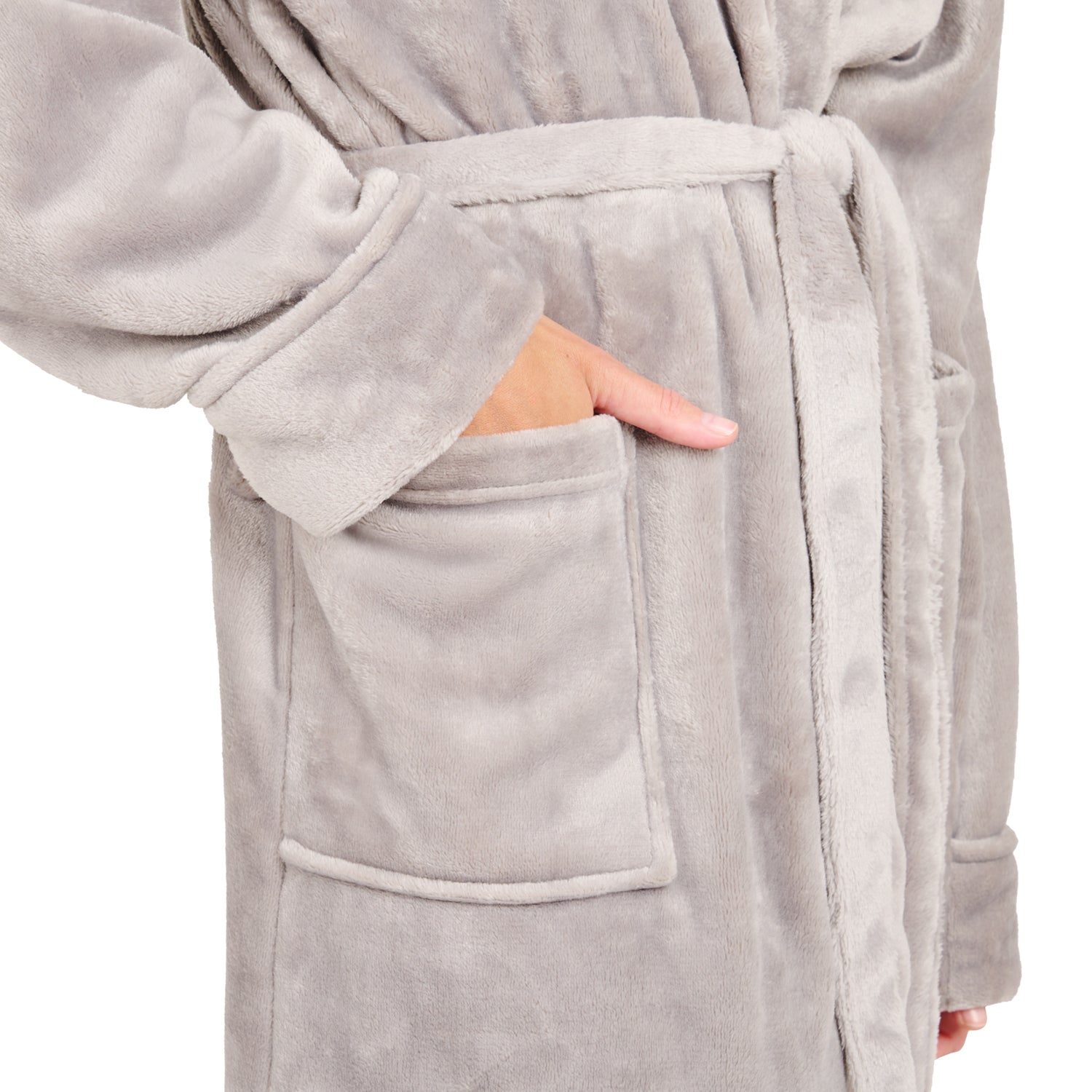 Detailansicht der Tasche eines Fleece-Bademantels in die eine Hand eingesteckt ist isoliert auf weißem Hintergrund.
