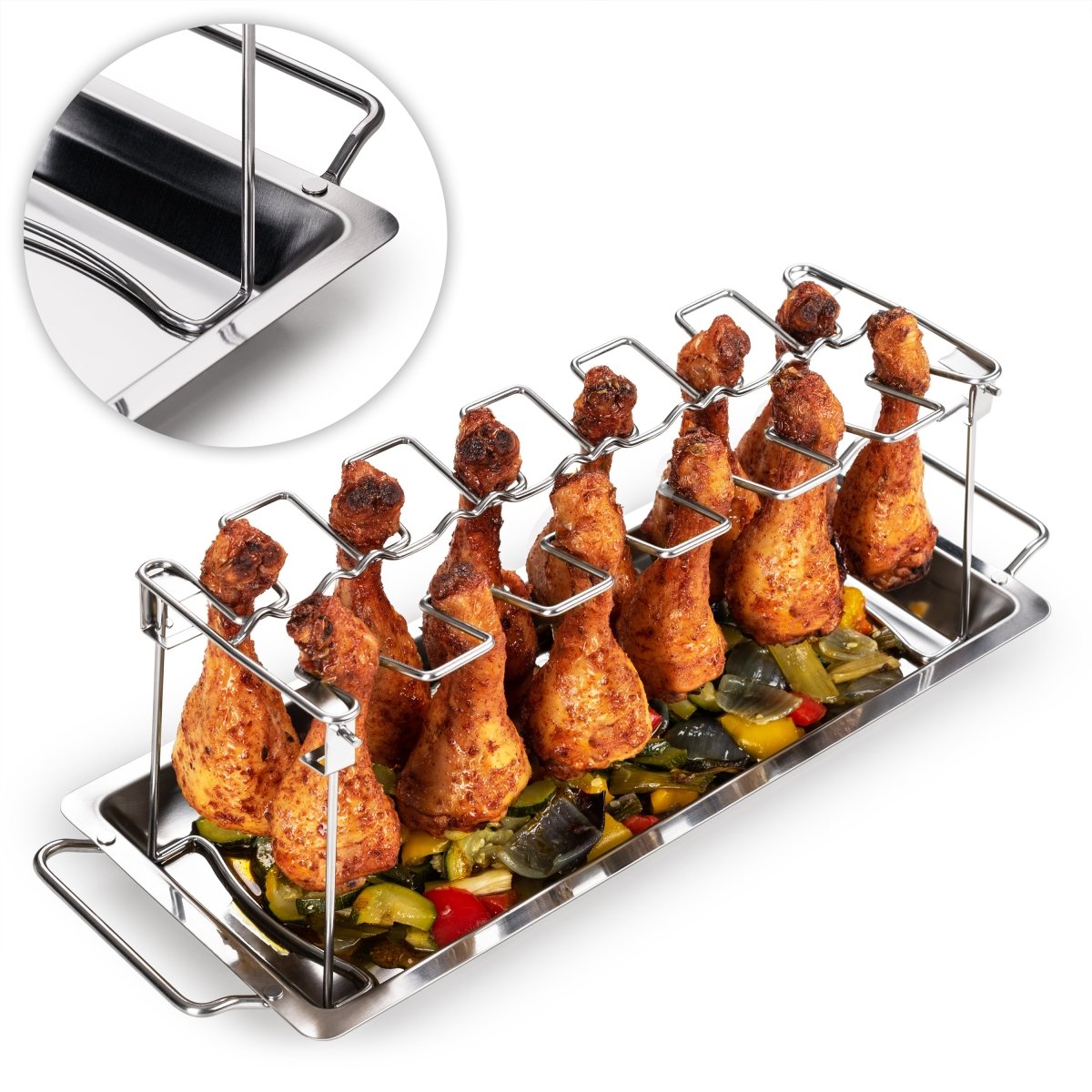 Eine Reihe von Hühnerbeinen, die auf einem Metallständer über einem Gemüsebett gegrillt werden.