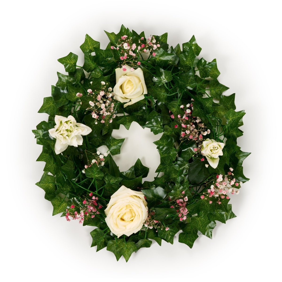 Runder Kranz aus grünen Blättern und weißen Blüten.