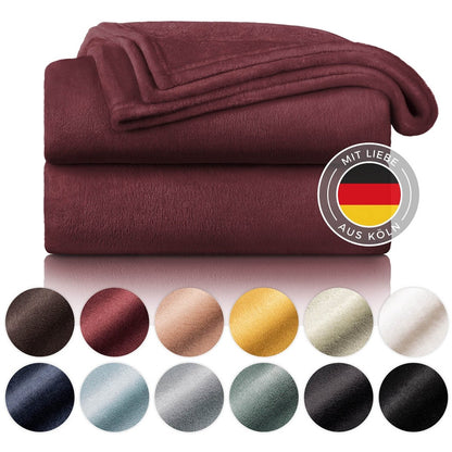Weinrote Fleece-Kuscheldecken gestapelt, dargestellt mit einem Label &