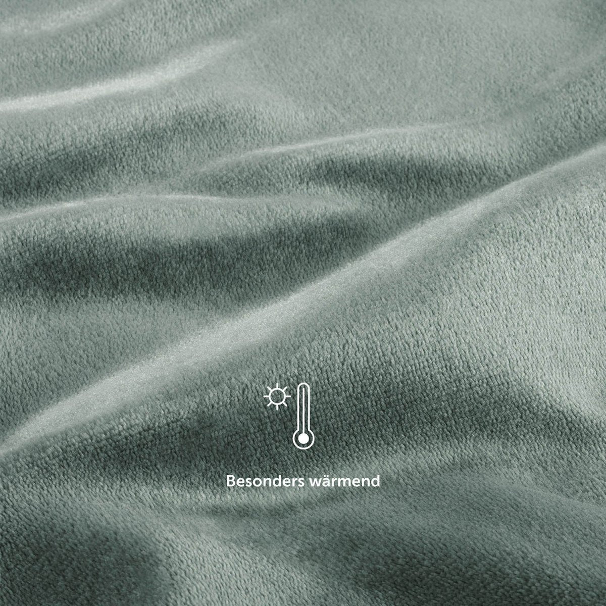 Nahaufnahme der salbeigrünen Fleece-Kuscheldecke mit einem Symbol für &