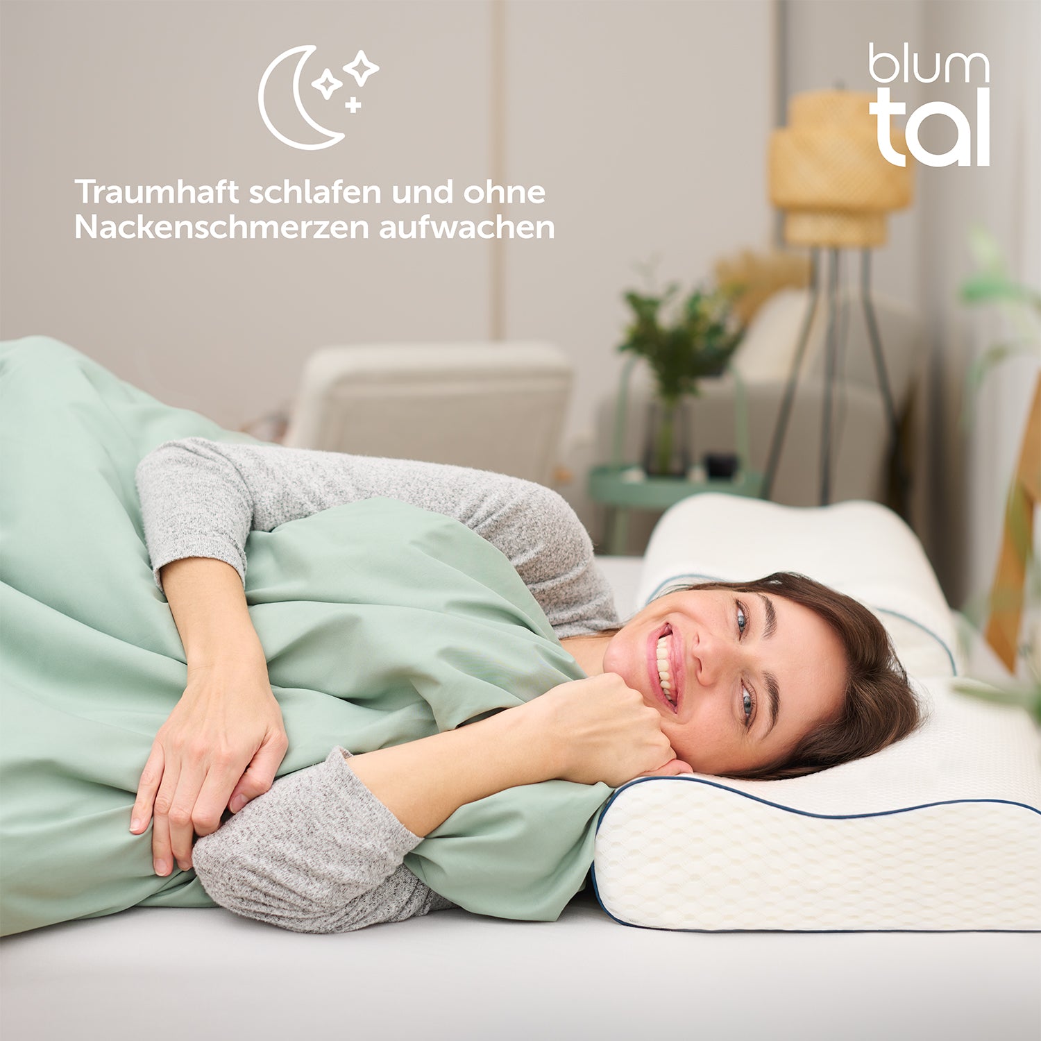Frau liegt lächelnd auf dem Rücken im Bett und ruht ihren Kopf auf einem Blumtal Nackenstützkissen verspricht traumhaften Schlaf ohne Nackenschmerzen.