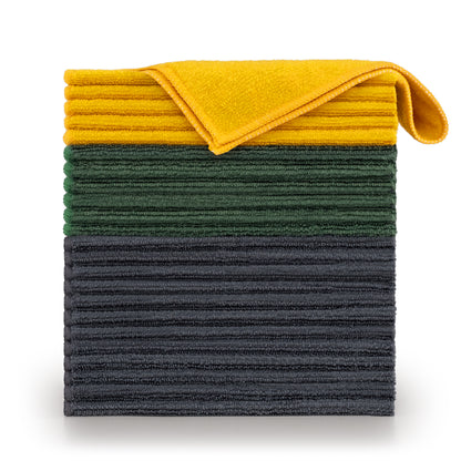 Stapel von Mikrofasertüchern in verschiedenen Farben, mit einem gelben Tuch oben, gefolgt von Tüchern in absteigenden Farben von Grün bis Dunkelgrau, ordentlich gefaltet und isoliert auf weißem Hintergrund