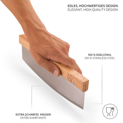 Hand hält das Wiegemesser mit Fokus auf das Material aus Edelstahl und das Design.
