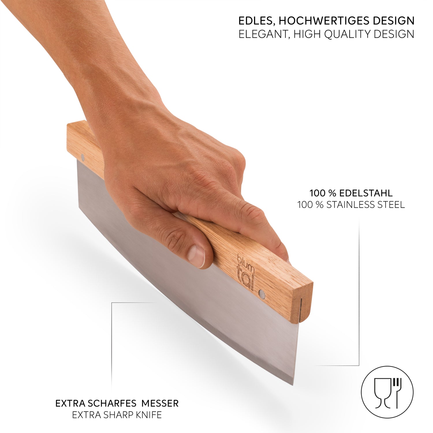 Hand hält das Wiegemesser mit Fokus auf das Material aus Edelstahl und das Design.