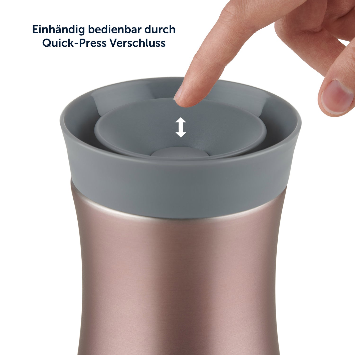 Ein Thermosbecher mit einem Finger der den Deckel mit Quick-Press Verschluss drückt.