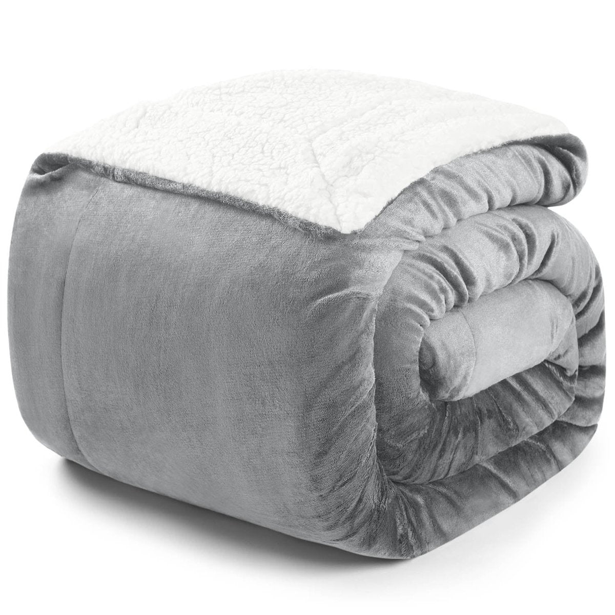 Zusammengerollte graue Decke mit weißer Fleece-Innenseite auf weißem Hintergrund.