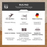 Werbetafel für blumtal Teppichunterlagen mit Eigenschaften wie Anti-Rutsch-Wirkung, einfache Zuschneidbarkeit und Verträglichkeit mit Fußbodenheizung.