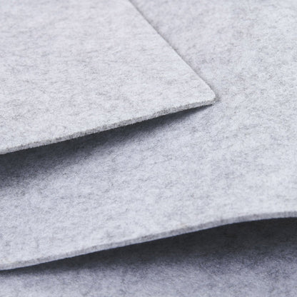 Nahaufnahme von grauem Filzgleiter zeigt Materialtextur klar