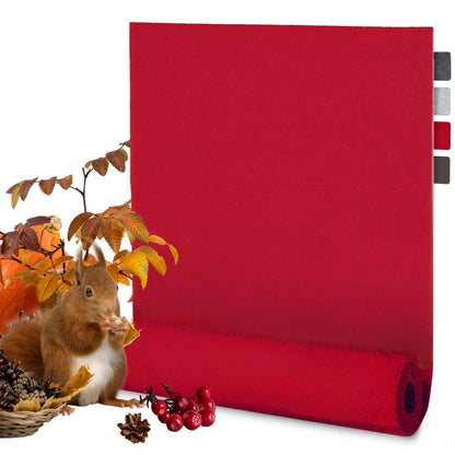 Herbstszene mit Eichhörnchen und Rollenprodukt in Naturtönen