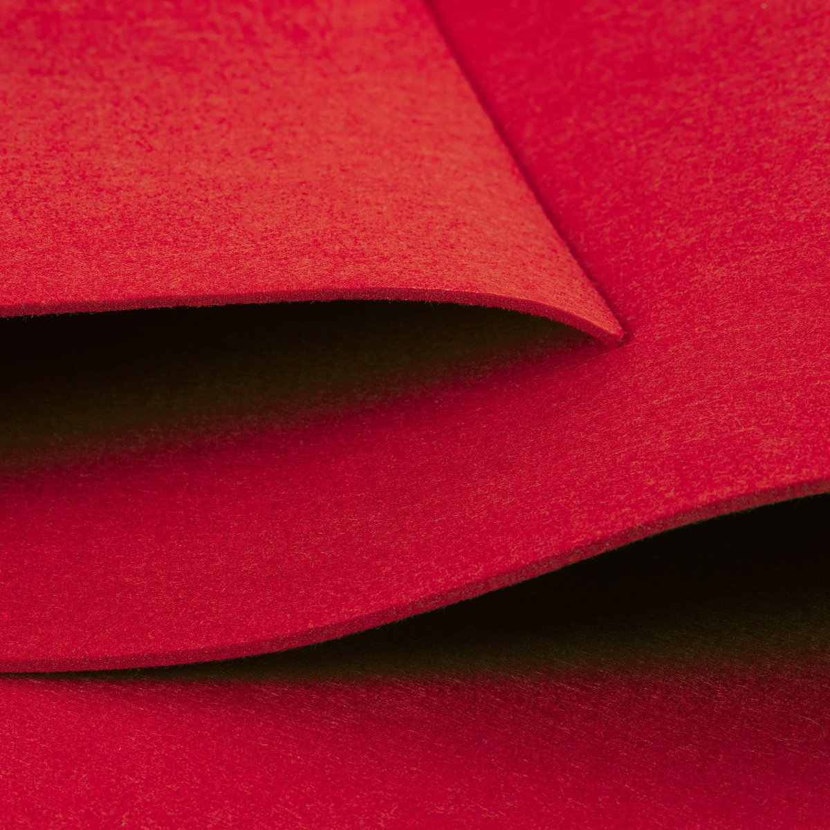 Nahaufnahme von grauem Filzgleiter zeigt Materialtextur klar