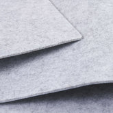 Nahaufnahme von grauem Filzgleiter zeigt Materialtextur klar