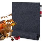 Herbstszene mit Eichhörnchen und Rollenprodukt in Naturtönen