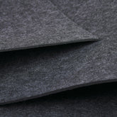 Nahaufnahme von grauem Filzgleiter zeigt Materialtextur klar