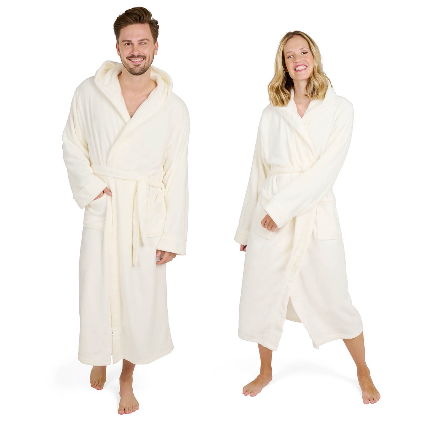 Ein Mann und eine Frau die lächelnd Fleece-Bademäntel mit Schalkragen und Bindegürtel tragen isoliert auf weißem Hintergrund.