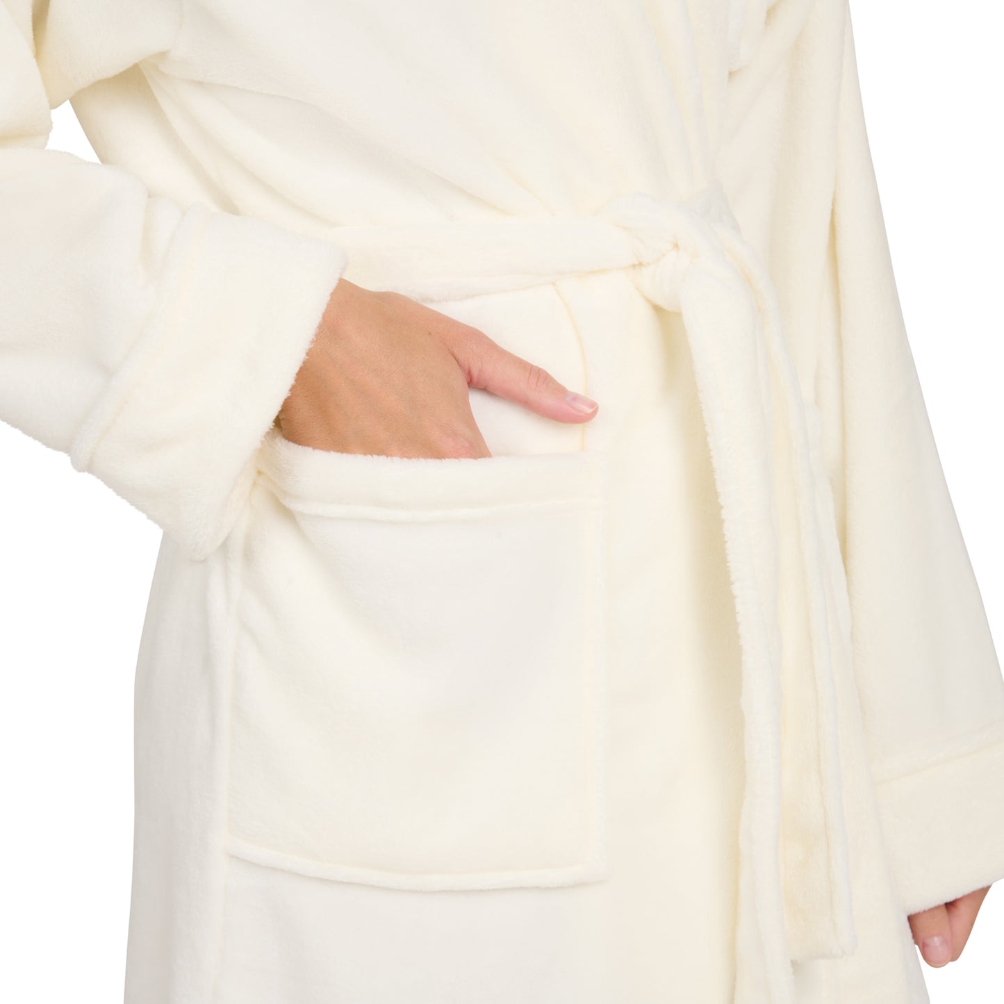 Detailansicht der Tasche eines Fleece-Bademantels in die eine Hand eingesteckt ist isoliert auf weißem Hintergrund.