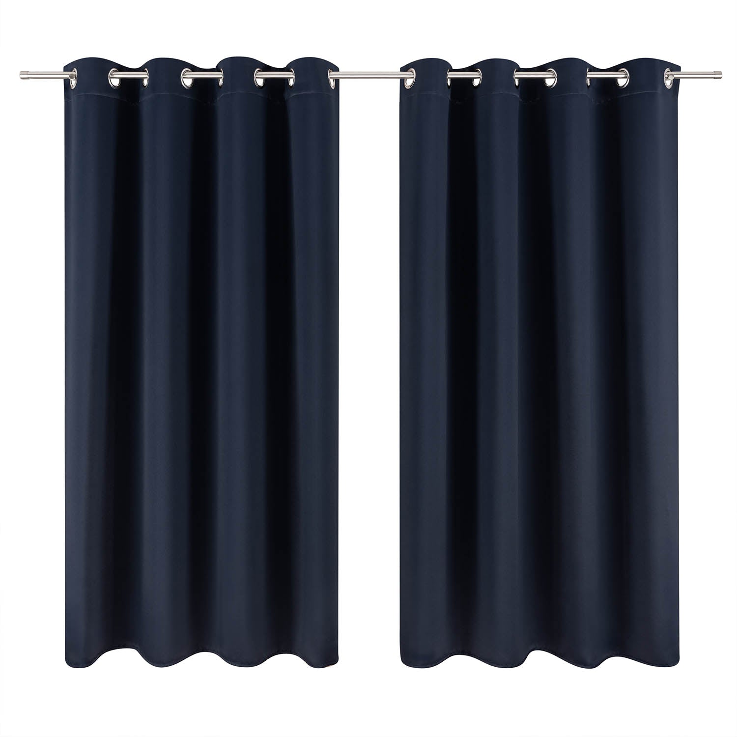 Zwei elegante Vorhänge an einer Vorhangstange vollständig geschlossen um einen Raum abzudunkeln oder zu gestalten.