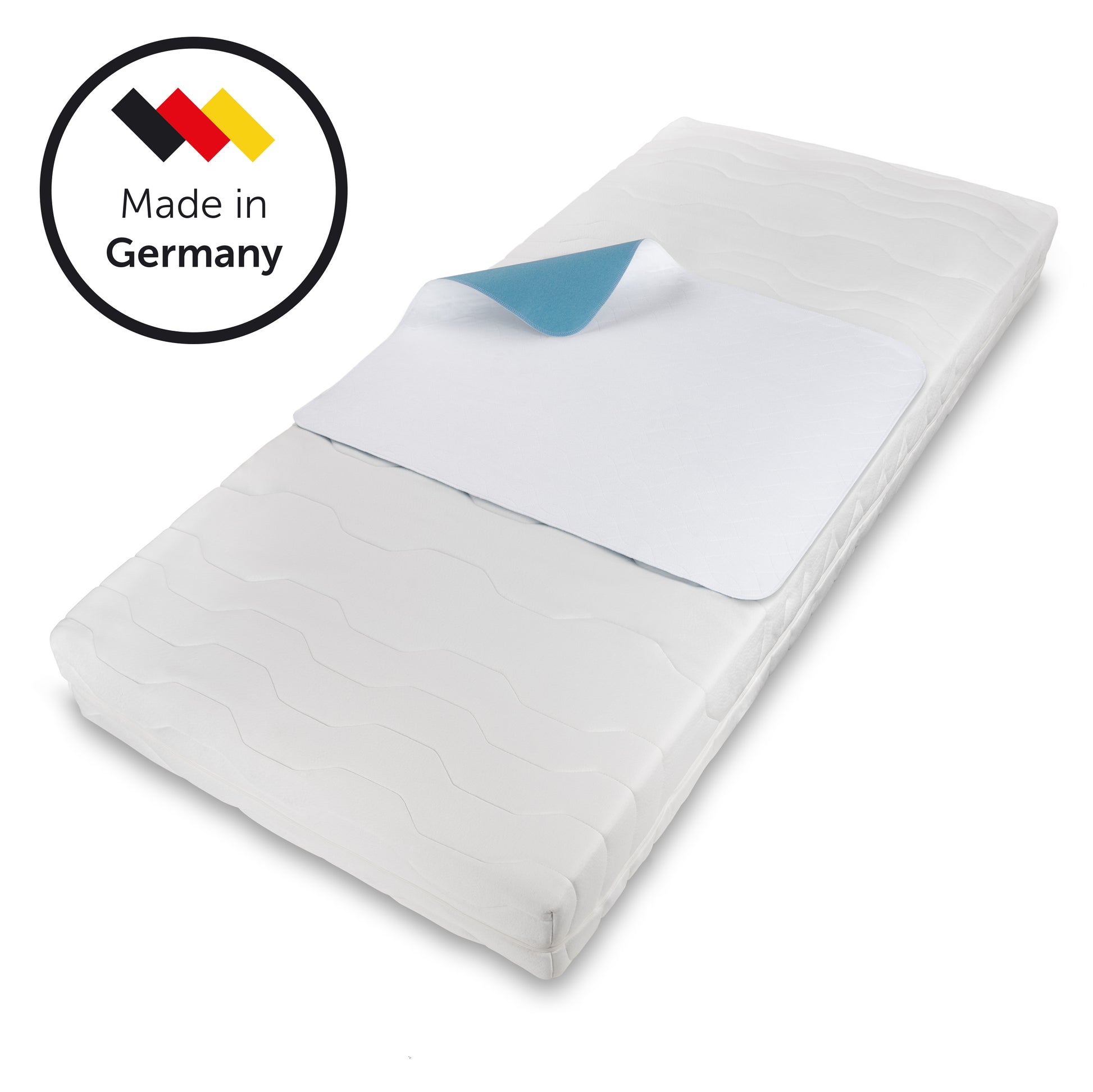 Matratzenauflage auf einer Matratze passend für Standardbetten gekennzeichnet mit 'Made in Germany' für Qualitätsbewusstsein.