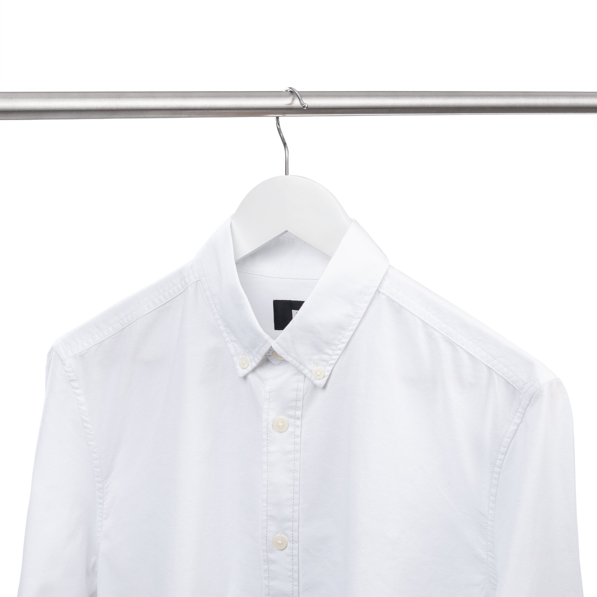 Hemd an weißen Kleiderbügel