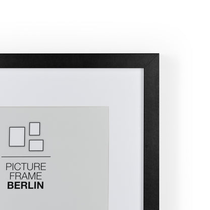 Bilderrahmen Berlin - Hochwertiger Fotorahmen mit Passepartout, 2 Farben, zum Aufstellen - Blumtal.com