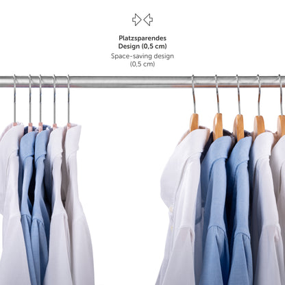 Kleiderbügel mit platzsparendem Design (05 cm Dicke) an einer Stange mit hängenden Hemden um die Effizienz im Kleiderschrank zu zeigen.