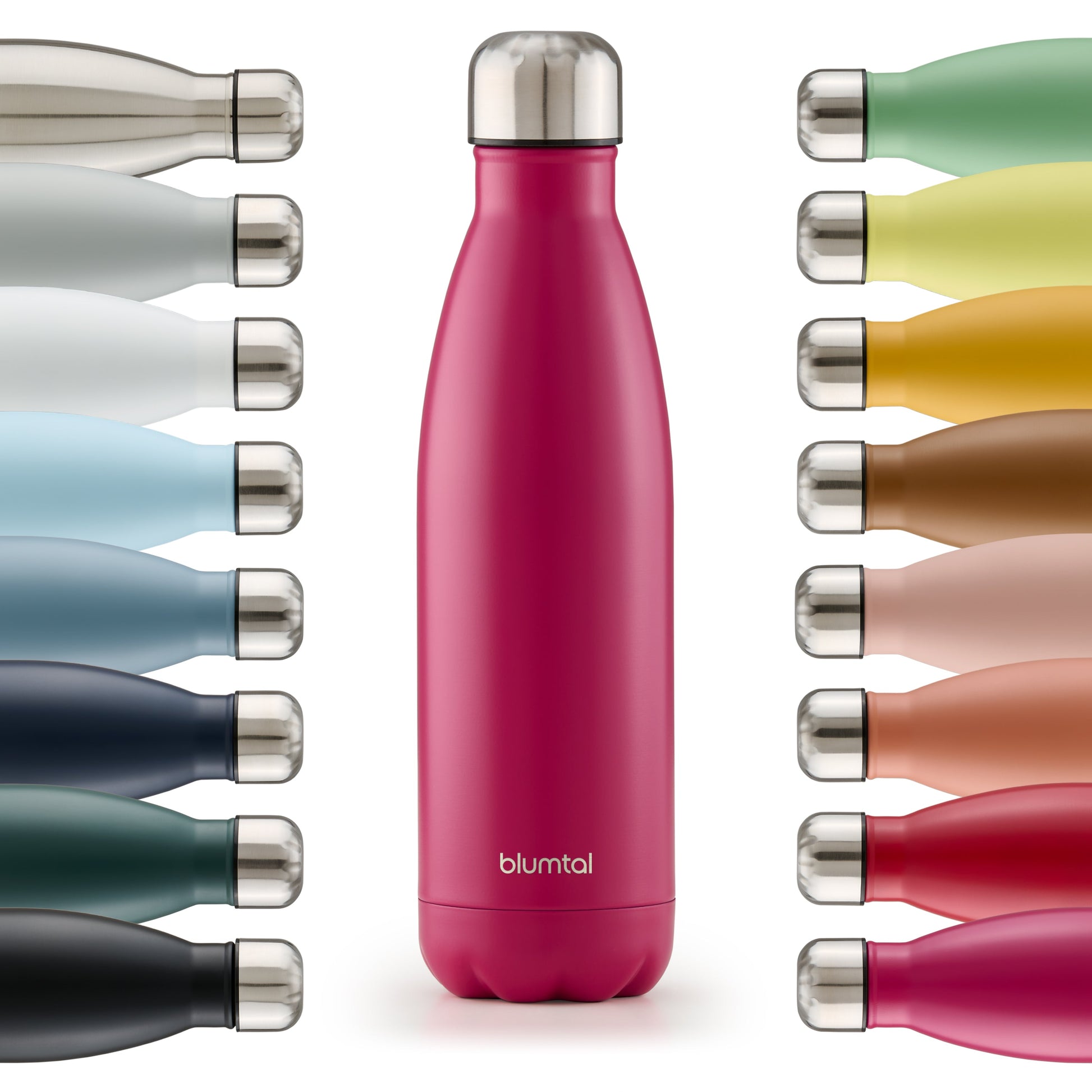 Farbige Auswahl an isolierten Edelstahl-Trinkflaschen von blumtal in einer Reihe angeordnet mit Fokus auf eine vorderseitige berry pink farbene Flasche.