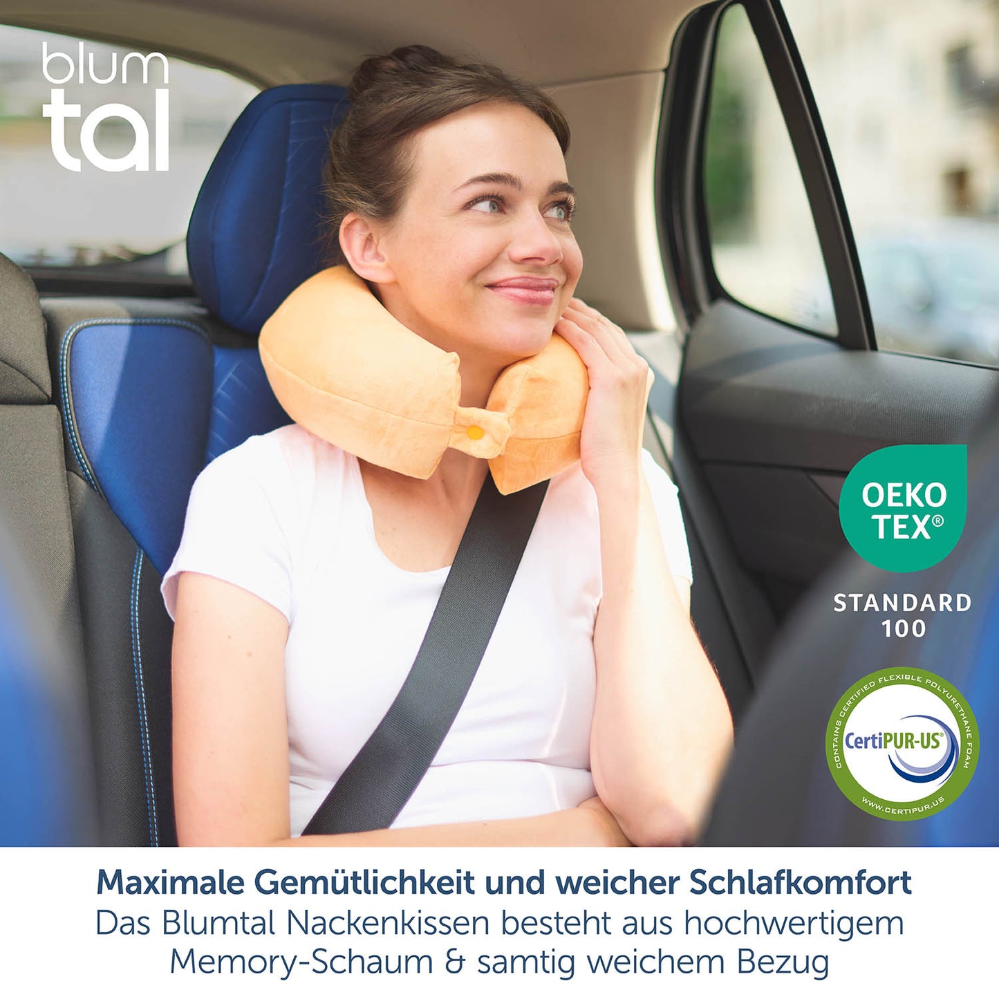 Das Bild zeigt eine lächelnde Frau im Beifahrersitz eines Autos, die ein oranges Nackenkissen von Blumtal trägt. Sie schaut nachdenklich zur Seite und trägt ein weißes T-Shirt. Im oberen Bildbereich ist das Blumtal-Logo platziert. Auf der rechten Seite befinden sich das OEKO-TEX® und CertiPUR-US® Siegel, welche auf unbedenkliche Materialien hinweisen.