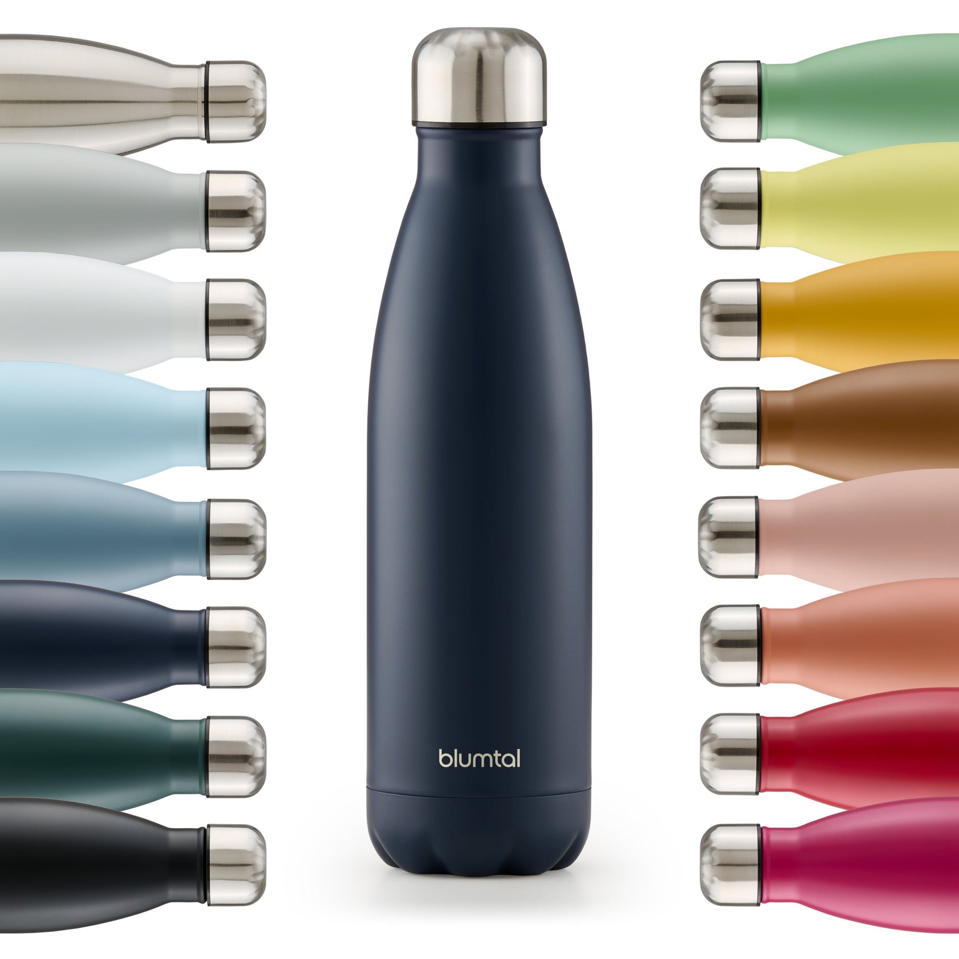 Farbige Auswahl an isolierten Edelstahl-Trinkflaschen von blumtal in einer Reihe angeordnet mit Fokus auf eine vorderseitige dark ocean blau farbene Flasche.