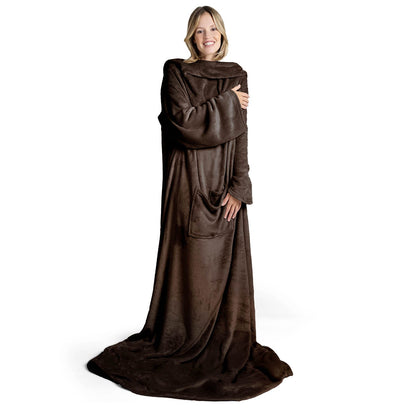 Lächelnde Frau in einem übergroßen dunkelbraunen flauschigen Kleidungsstück das bis zum Boden reicht steht vor weißem Hintergrund.