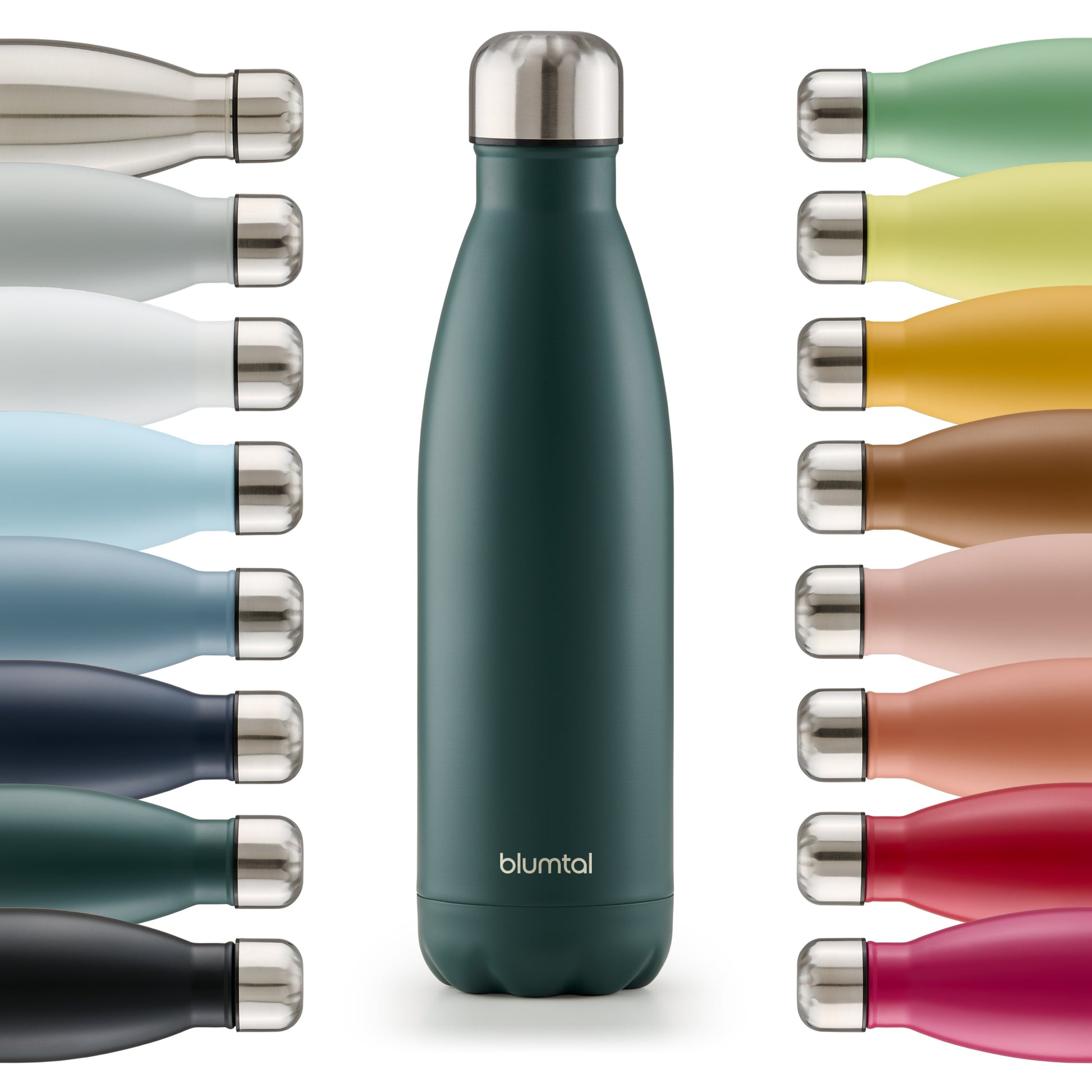 Farbige Auswahl an isolierten Edelstahl-Trinkflaschen von blumtal in einer Reihe angeordnet mit Fokus auf eine vorderseitige dunkelgrün farbene Flasche.