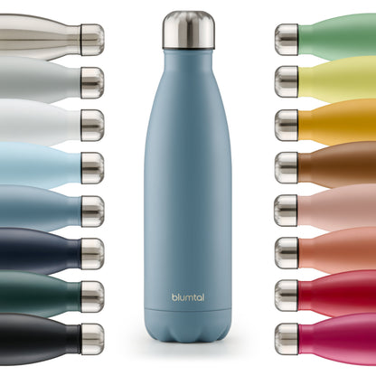 Farbige Auswahl an isolierten Edelstahl-Trinkflaschen von blumtal in einer Reihe angeordnet mit Fokus auf eine vorderseitige grau blau farbene Flasche.