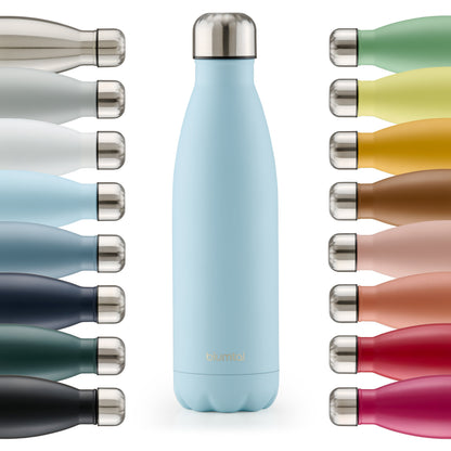 Farbige Auswahl an isolierten Edelstahl-Trinkflaschen von blumtal in einer Reihe angeordnet mit Fokus auf eine vorderseitige hellblau farbene Flasche.