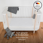 Kinderbett mit wasserfester Matratzenauflage Spielzeug und Decke hervorgehoben durch das Label &