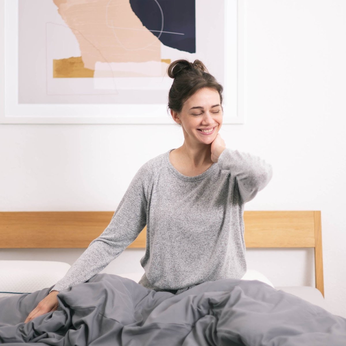 Glückliche Person nach Schlaf mit Memory Foam Kissen erwacht