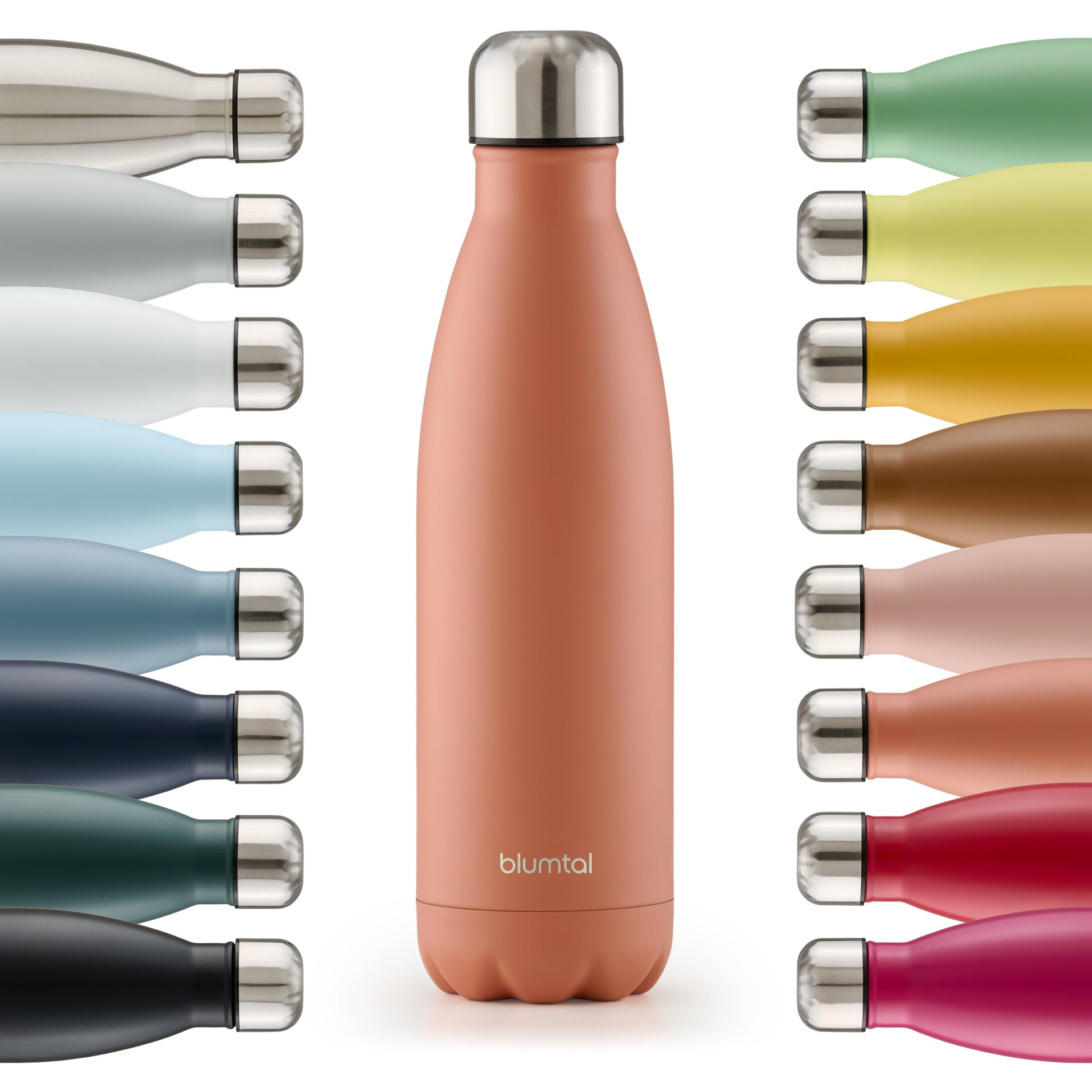 Farbige Auswahl an isolierten Edelstahl-Trinkflaschen von blumtal in einer Reihe angeordnet mit Fokus auf eine vorderseitige mineral rot farbene Flasche.