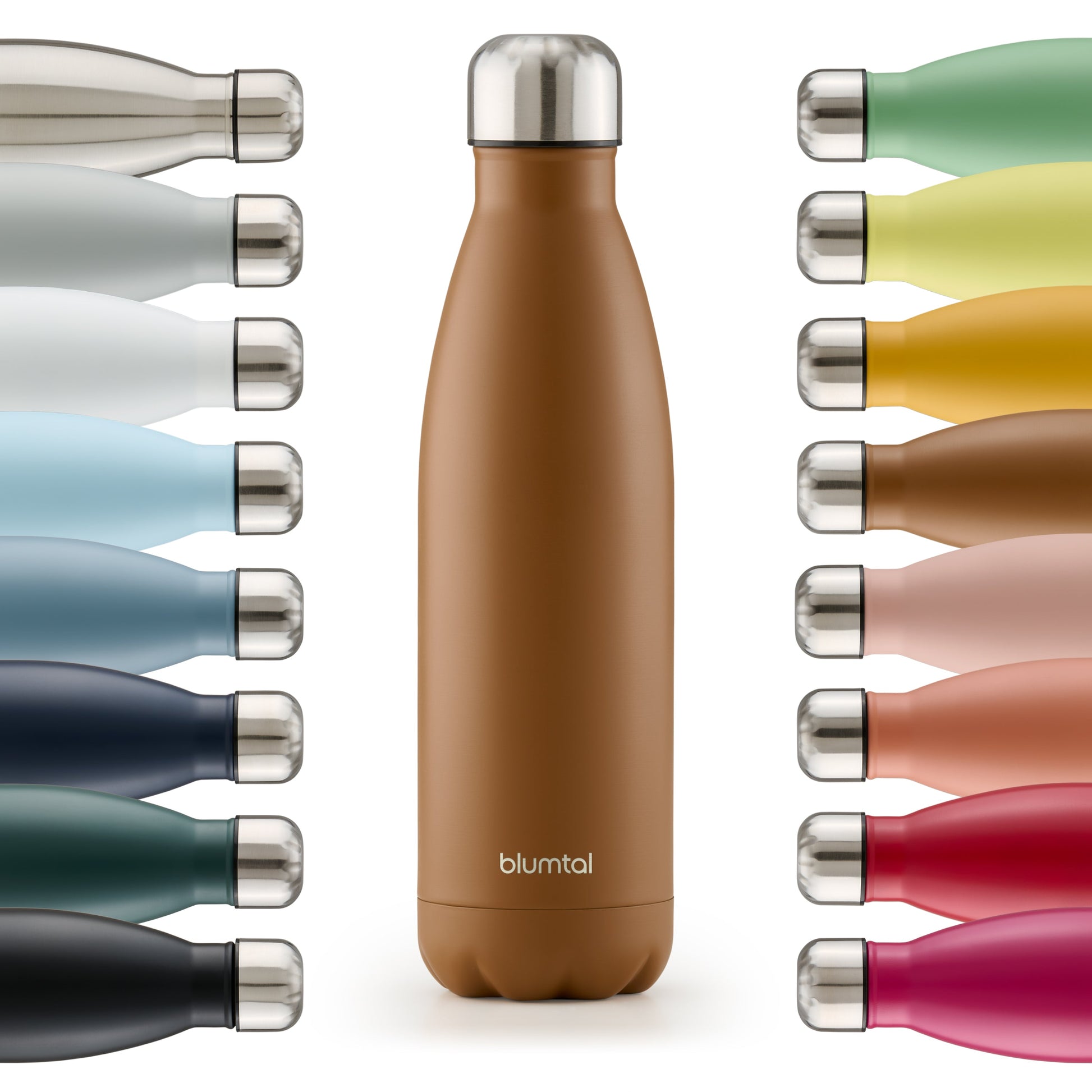 Farbige Auswahl an isolierten Edelstahl-Trinkflaschen von blumtal in einer Reihe angeordnet mit Fokus auf eine vorderseitige pumpkin braun farbene Flasche.