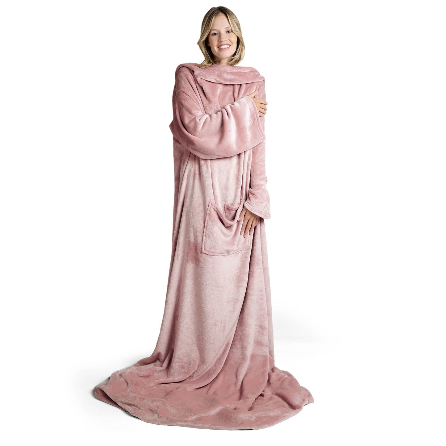 Lächelnde Frau in einem übergroßen rosa flauschigen Kleidungsstück das bis zum Boden reicht steht vor weißem Hintergrund.