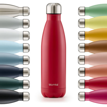 Farbige Auswahl an isolierten Edelstahl-Trinkflaschen von blumtal in einer Reihe angeordnet mit Fokus auf eine vorderseitige rot farbene Flasche.
