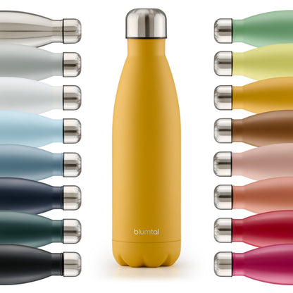 Farbige Auswahl an isolierten Edelstahl-Trinkflaschen von blumtal in einer Reihe angeordnet mit Fokus auf eine vorderseitige spicy mustard gelb farbene Flasche.