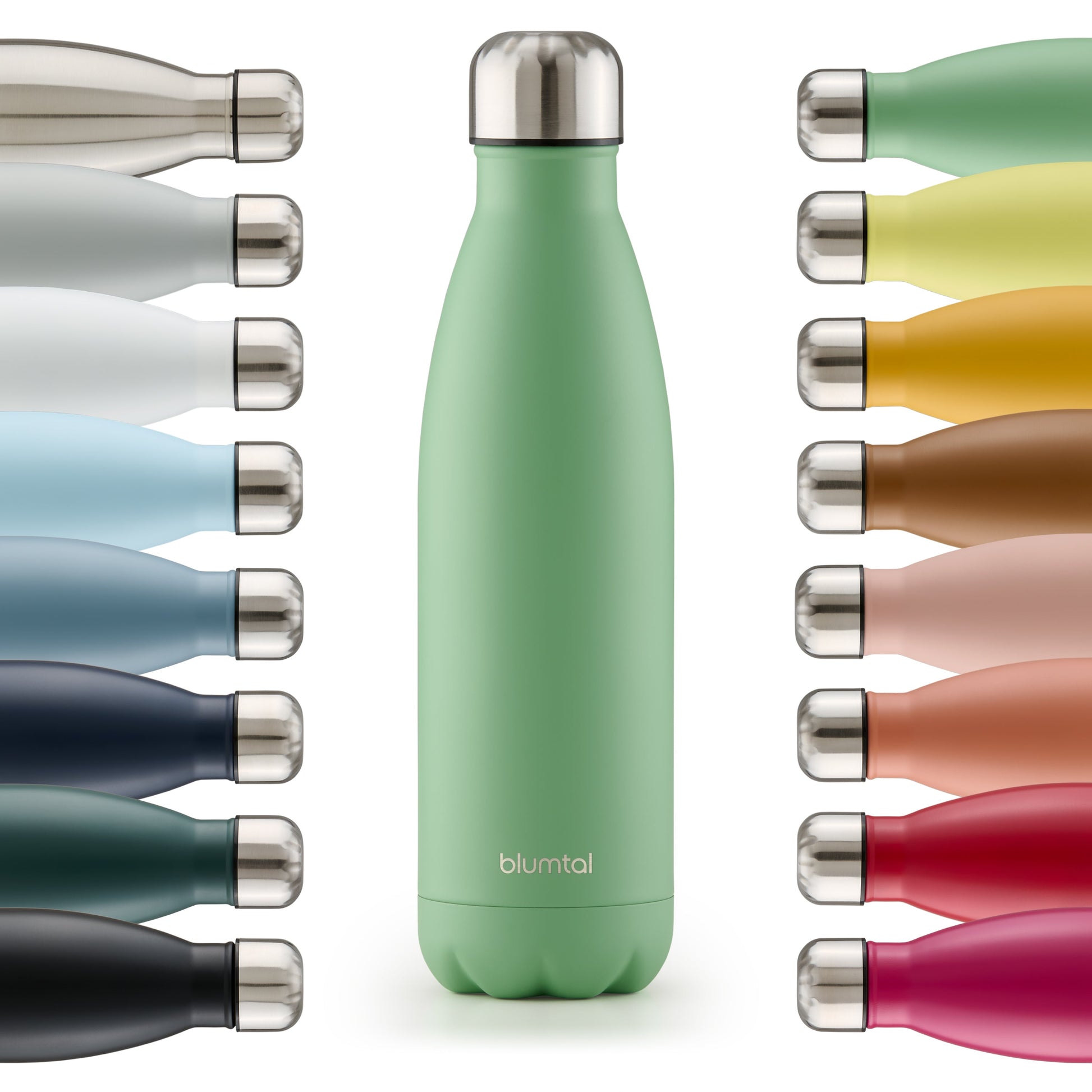 Farbige Auswahl an isolierten Edelstahl-Trinkflaschen von blumtal in einer Reihe angeordnet mit Fokus auf eine vorderseitige summer grün farbene Flasche.