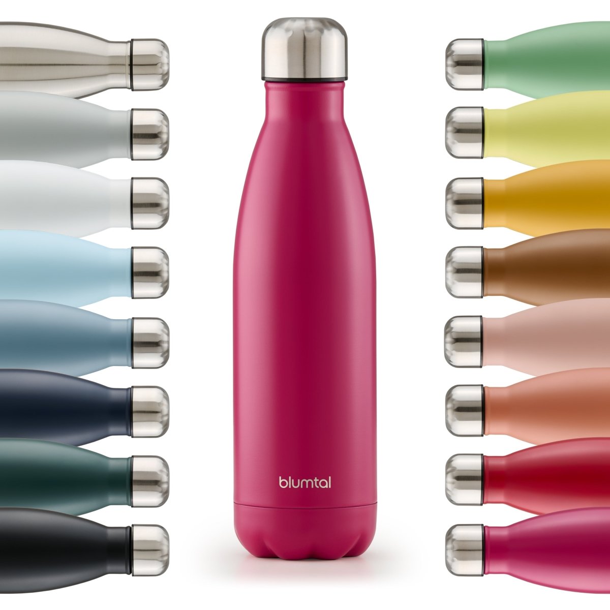 Farbige Auswahl an isolierten Edelstahl-Trinkflaschen von blumtal in einer Reihe angeordnet mit Fokus auf eine vorderseitige berry pink farbene Flasche.