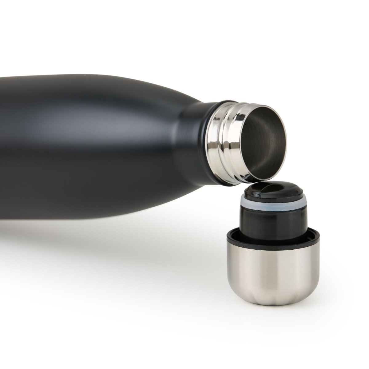 Geöffnete schwarz blumtal Edelstahl-Trinkflasche mit abgeschraubtem Deckel auf weißem Hintergrund.
