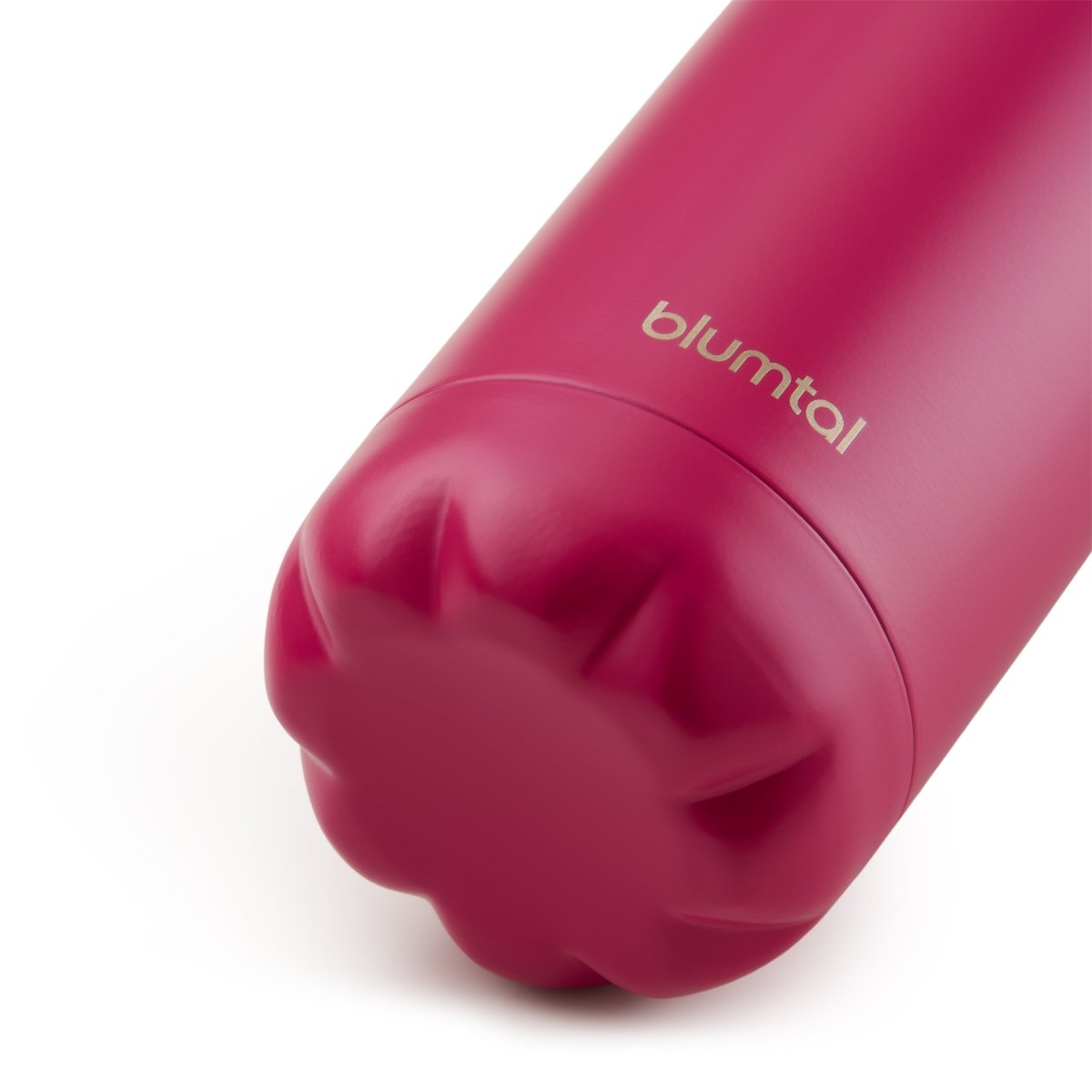 Nahaufnahme des Bodens einer berry pink blumtal Edelstahl-Trinkflasche die auf einer weißen Oberfläche steht.