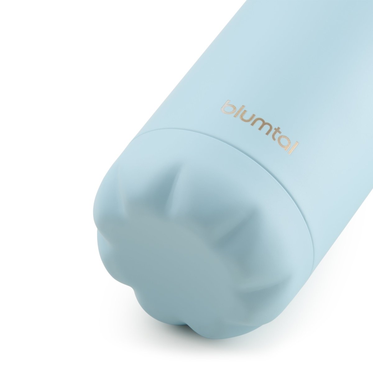 Nahaufnahme des Bodens einer hellblau blumtal Edelstahl-Trinkflasche die auf einer weißen Oberfläche steht.