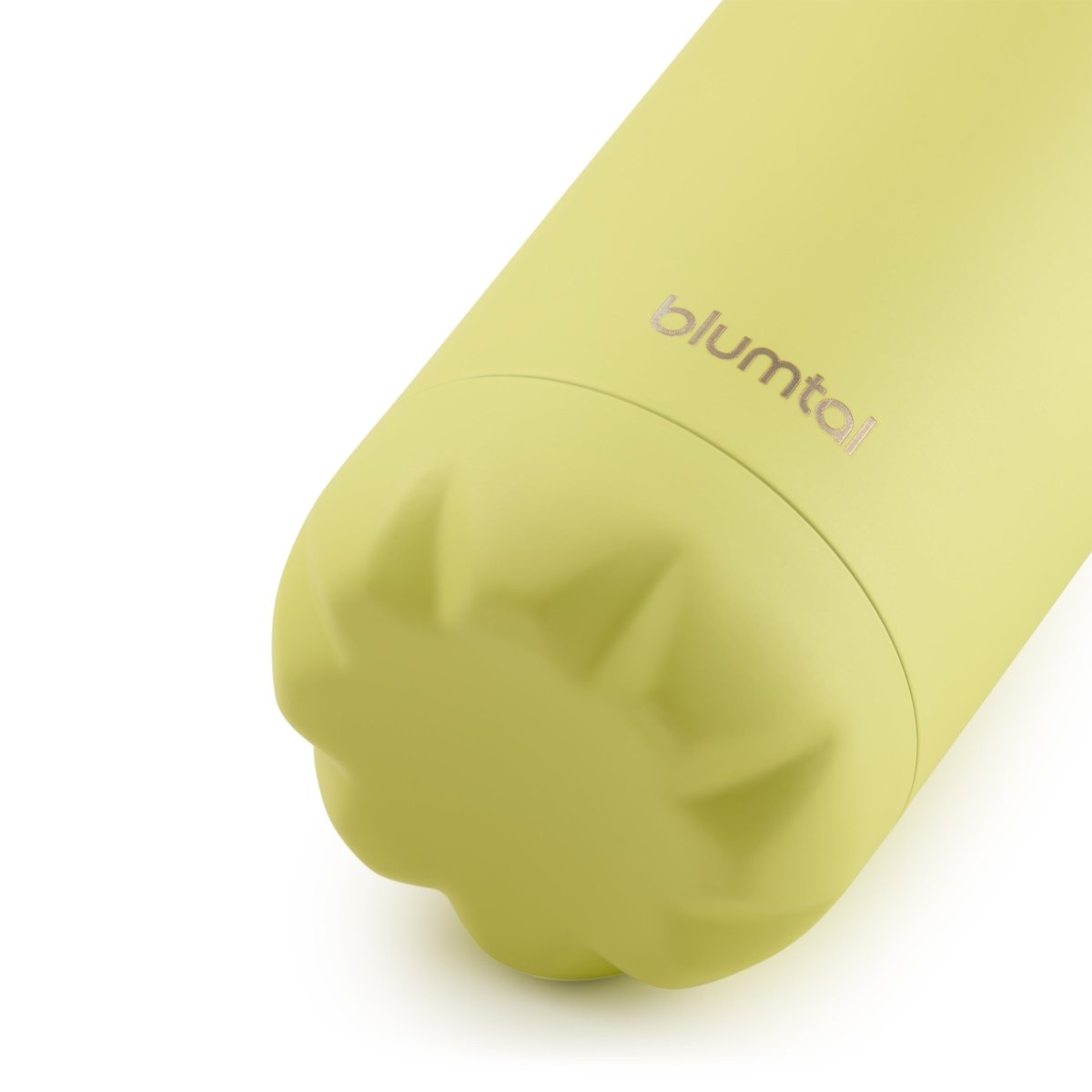 Nahaufnahme des Bodens einer new gelb blumtal Edelstahl-Trinkflasche die auf einer weißen Oberfläche steht.