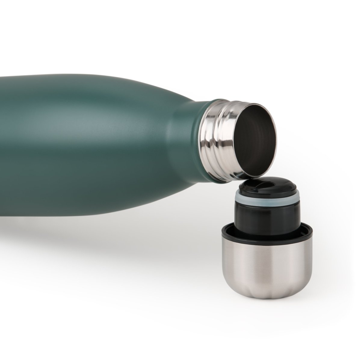Geöffnete dunkelgrün blumtal Edelstahl-Trinkflasche mit abgeschraubtem Deckel auf weißem Hintergrund.