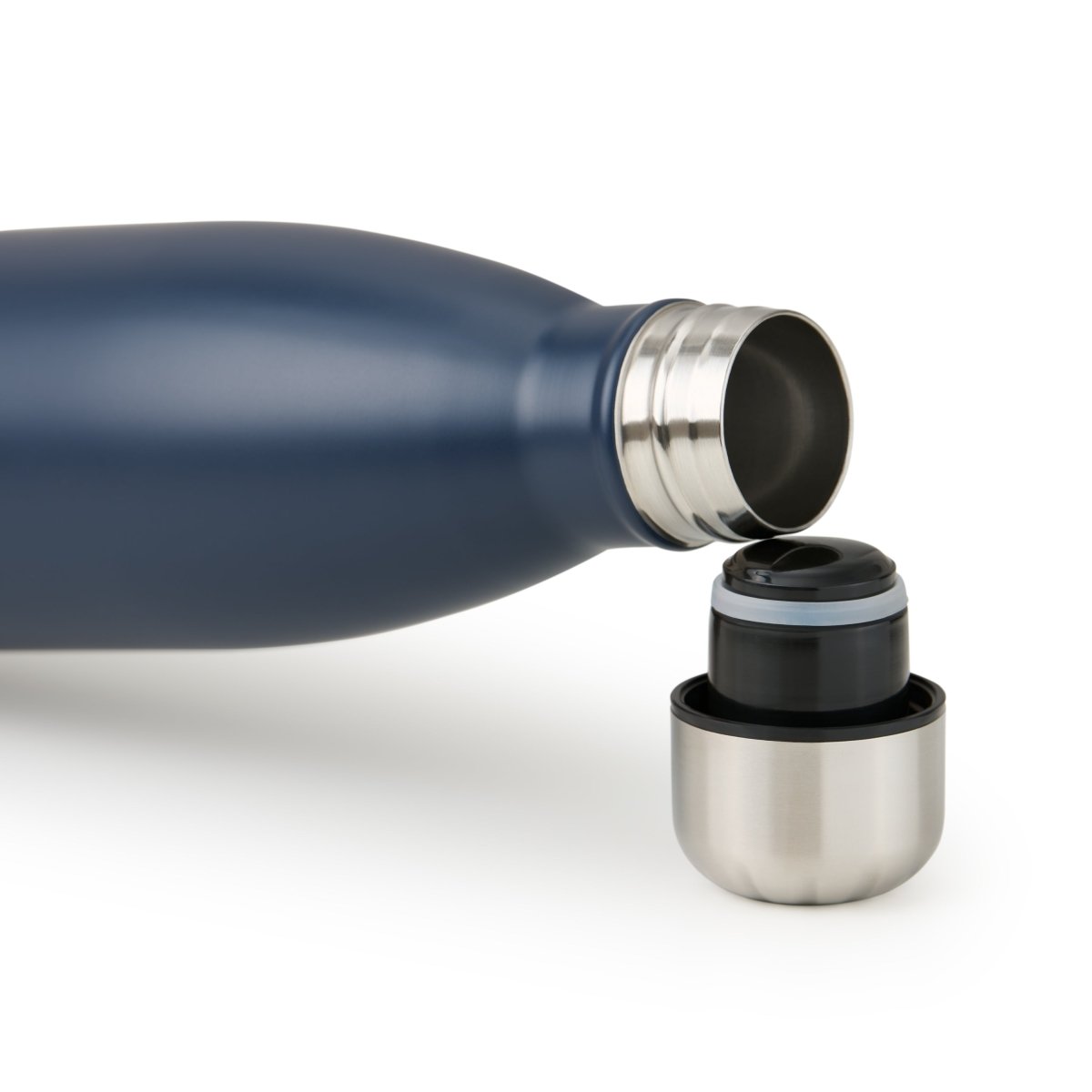 Geöffnete dark ocean blau blumtal Edelstahl-Trinkflasche mit abgeschraubtem Deckel auf weißem Hintergrund.