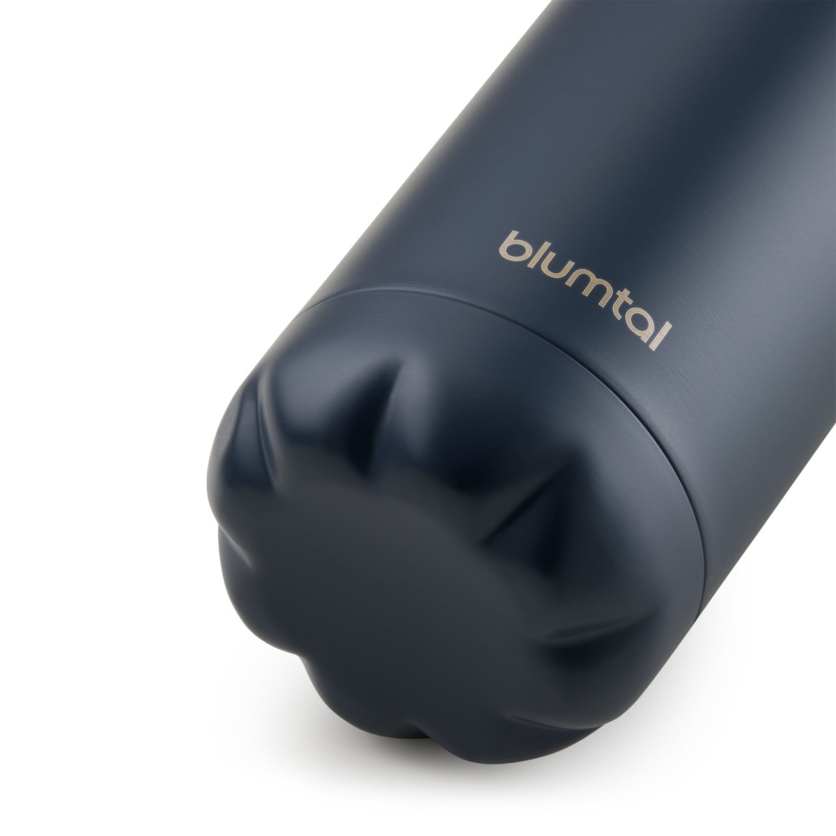 Nahaufnahme des Bodens einer dark ocean blau blumtal Edelstahl-Trinkflasche die auf einer weißen Oberfläche steht.